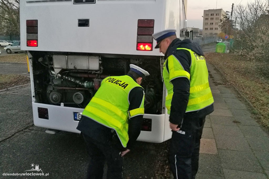 Policjanci kontrolują autokary