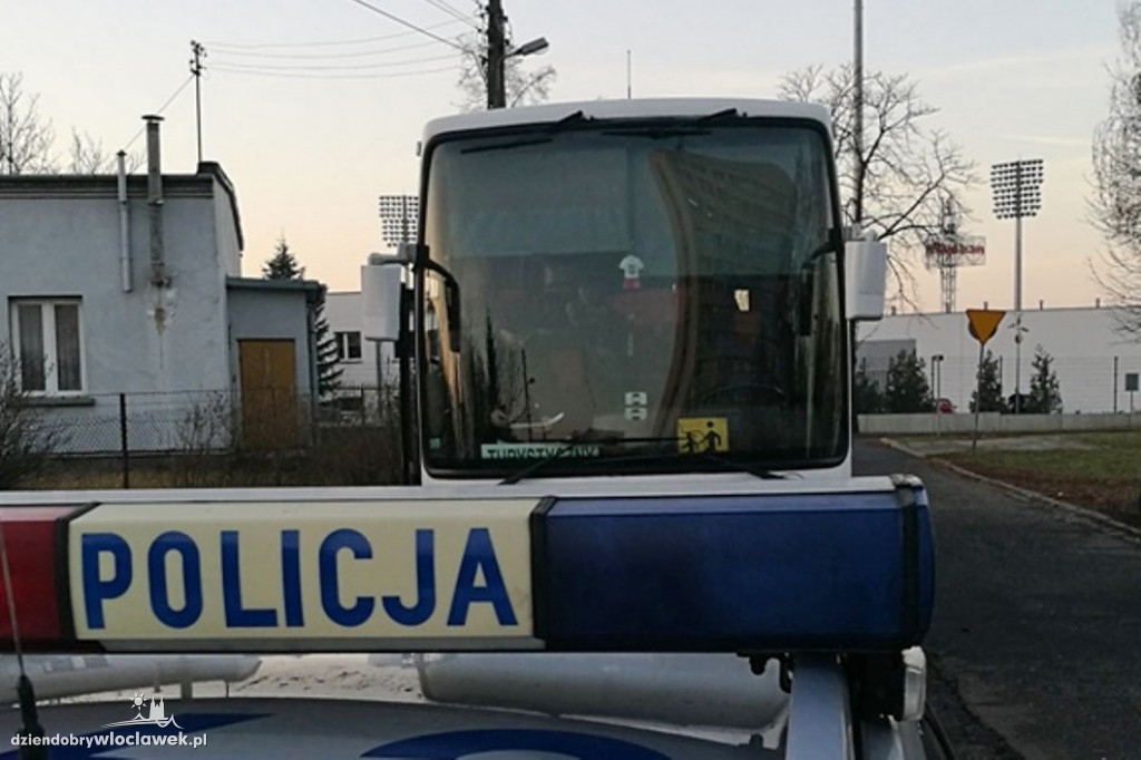 Policjanci kontrolują autokary