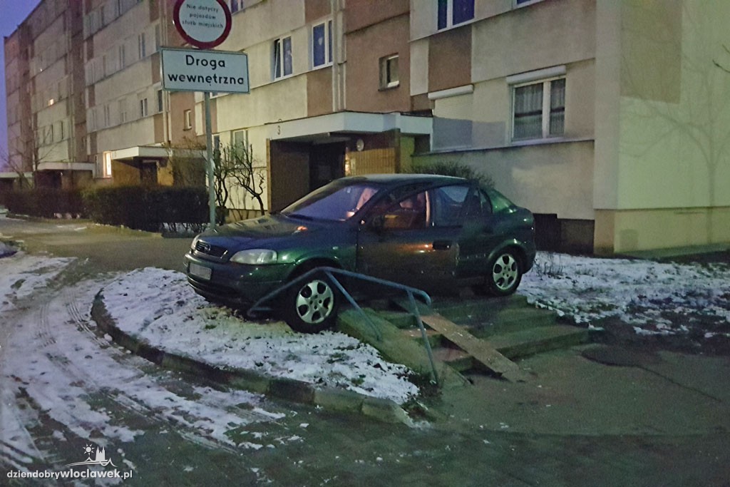 Rozpędzony opel wjechał w barierkę
