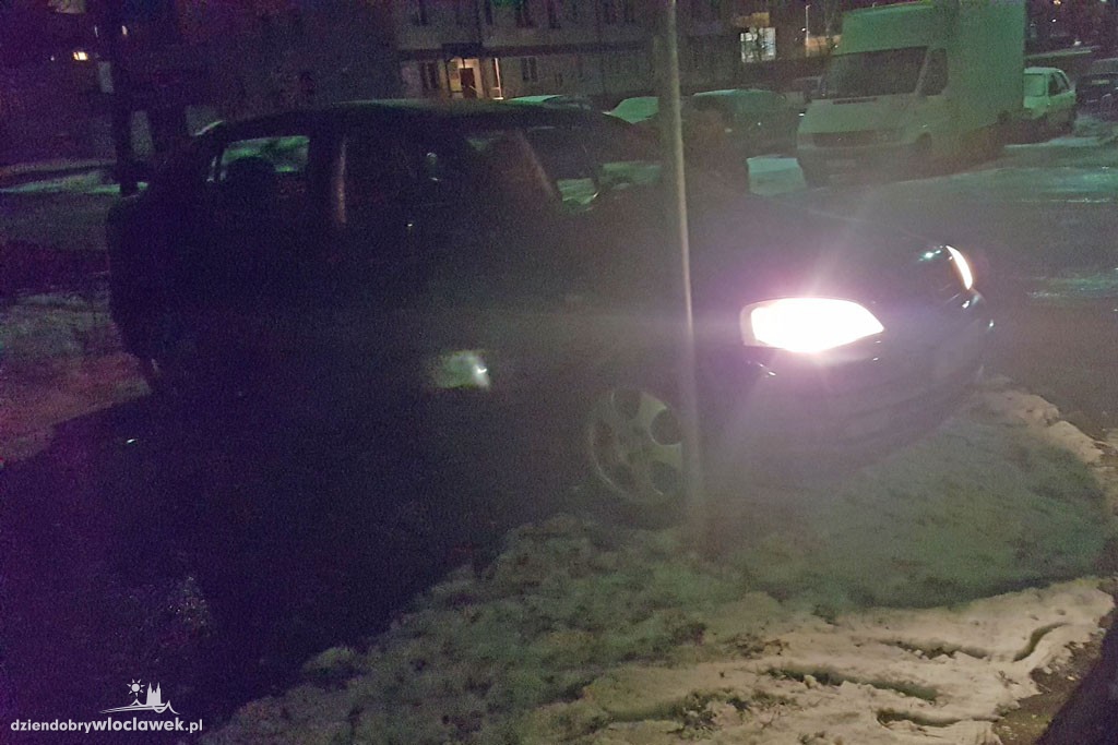 Rozpędzony opel wjechał w barierkę