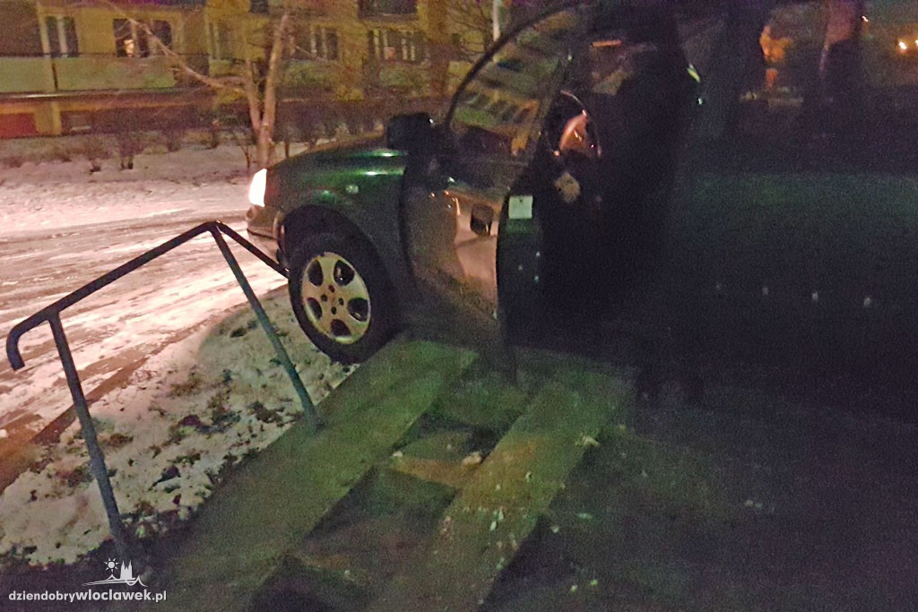 Rozpędzony opel wjechał w barierkę