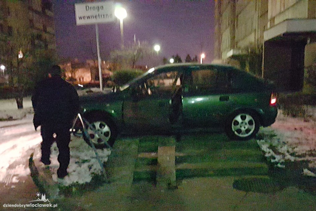 Rozpędzony opel wjechał w barierkę