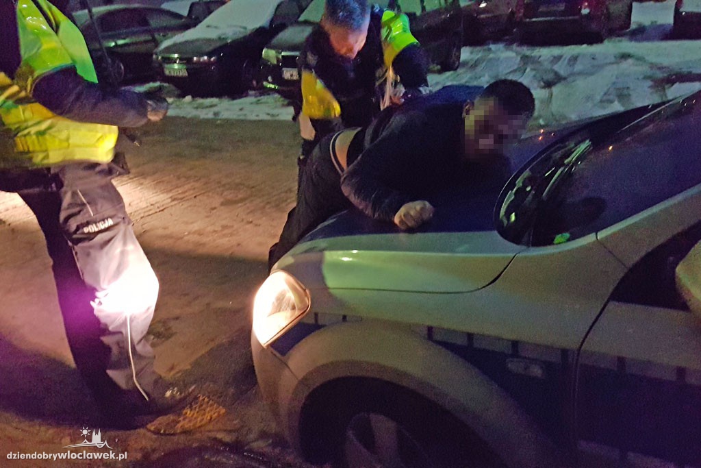 Rozpędzony opel wjechał w barierkę