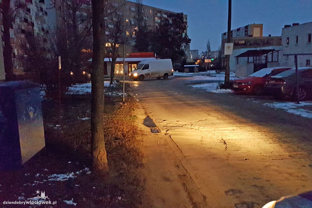 Rozpędzony opel wjechał w barierkę