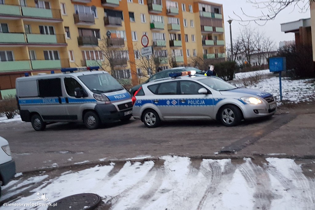 Rozpędzony opel wjechał w barierkę