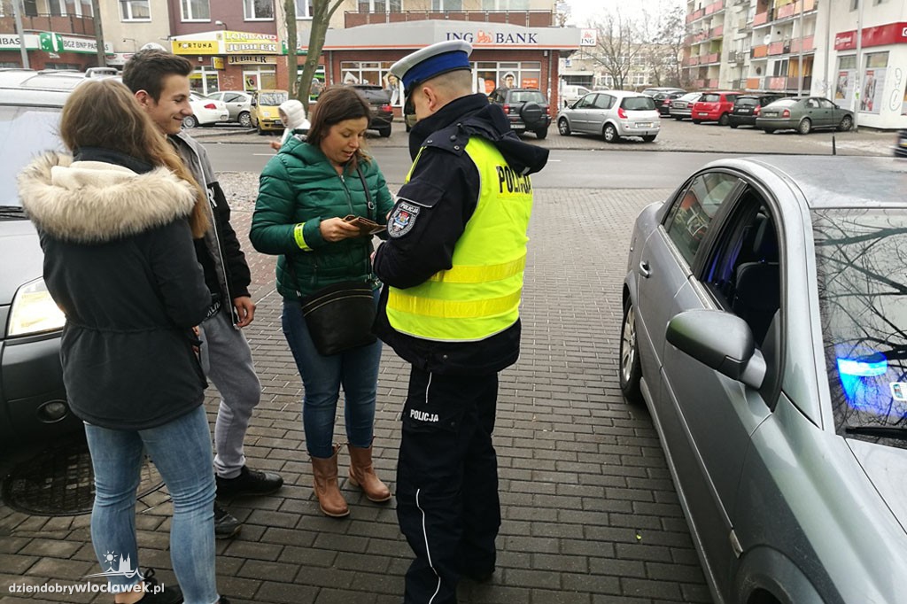 Rozdali pieszym opaski odblaskowe