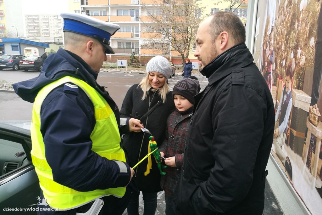 Rozdali pieszym opaski odblaskowe
