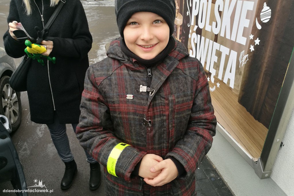 Rozdali pieszym opaski odblaskowe