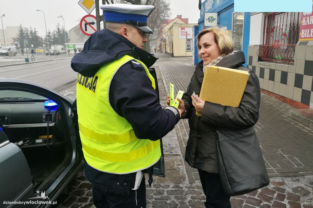 Rozdali pieszym opaski odblaskowe