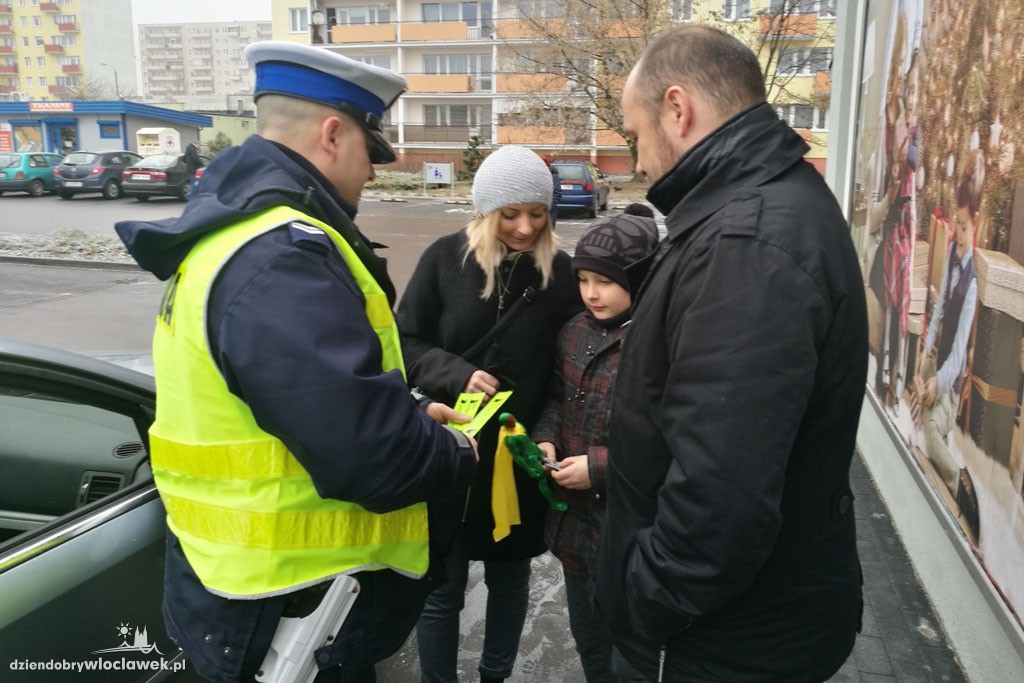 Rozdali pieszym opaski odblaskowe
