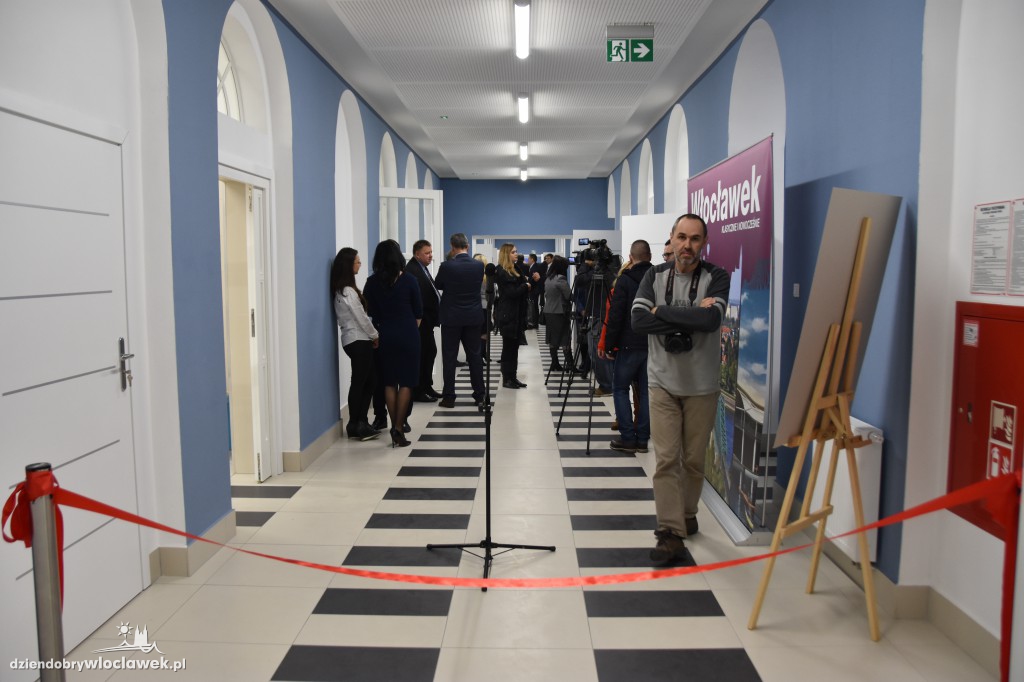 Tłum oficjeli na otwarciu ZAZ