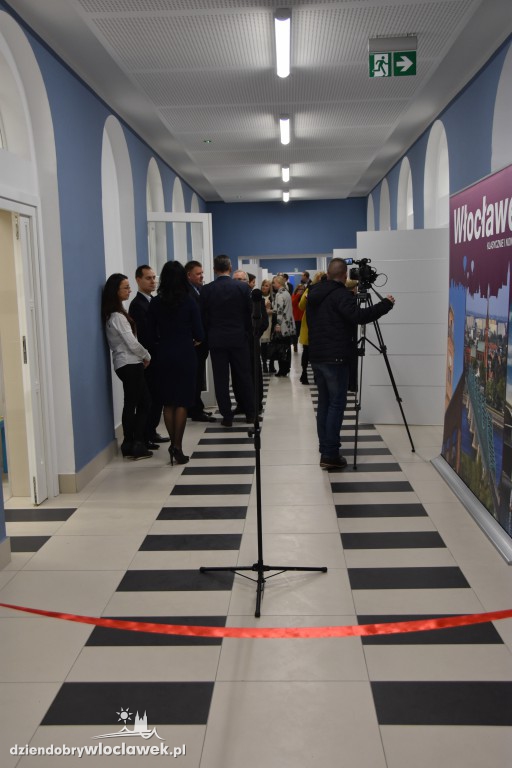 Tłum oficjeli na otwarciu ZAZ