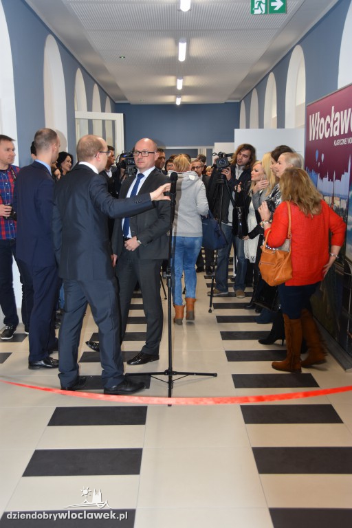 Tłum oficjeli na otwarciu ZAZ