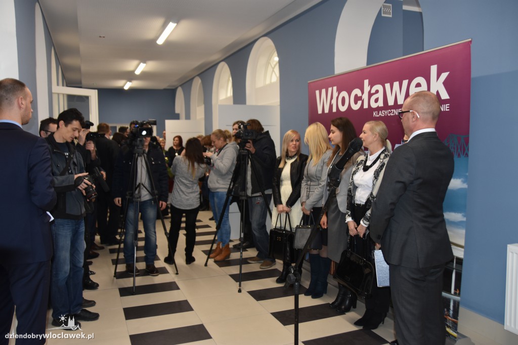 Tłum oficjeli na otwarciu ZAZ