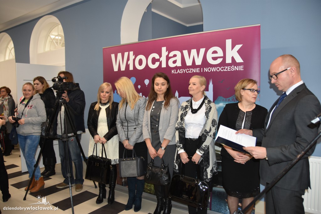 Tłum oficjeli na otwarciu ZAZ