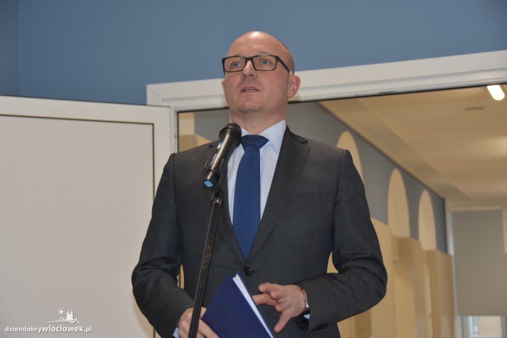 Tłum oficjeli na otwarciu ZAZ