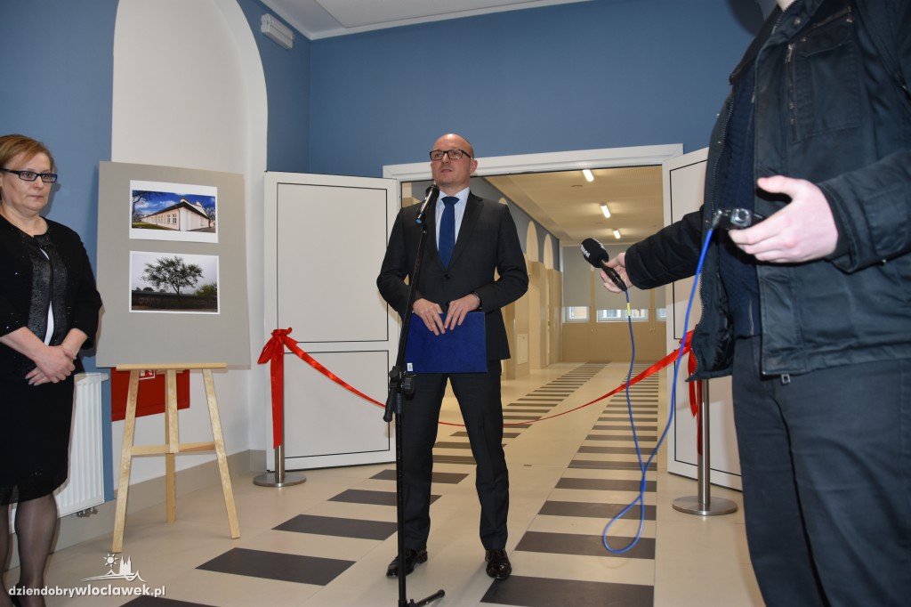 Tłum oficjeli na otwarciu ZAZ