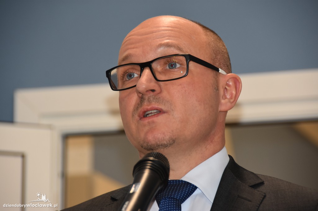 Tłum oficjeli na otwarciu ZAZ
