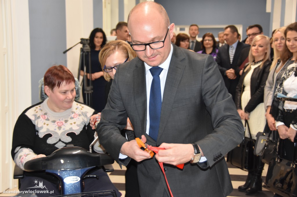 Tłum oficjeli na otwarciu ZAZ