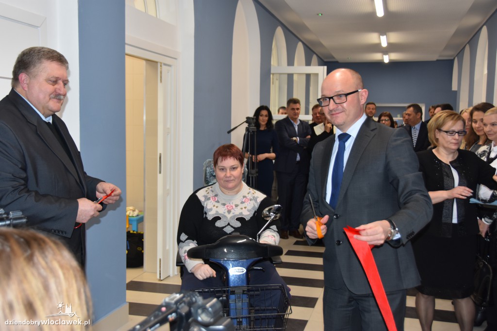 Tłum oficjeli na otwarciu ZAZ