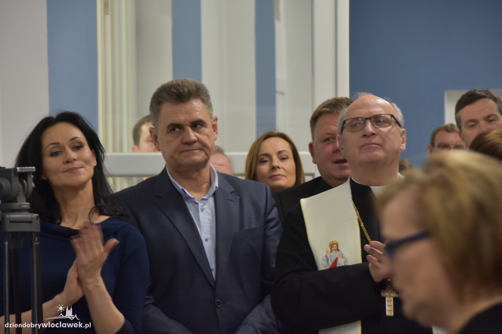 Tłum oficjeli na otwarciu ZAZ
