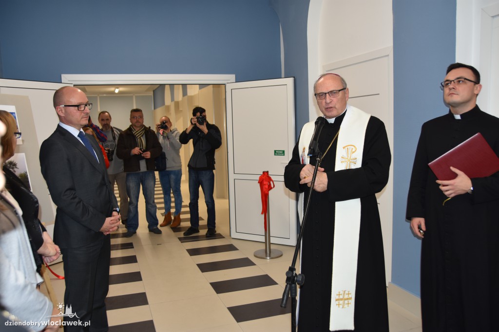 Tłum oficjeli na otwarciu ZAZ