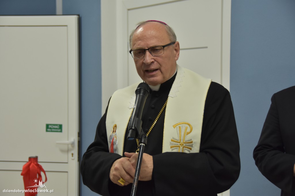Tłum oficjeli na otwarciu ZAZ