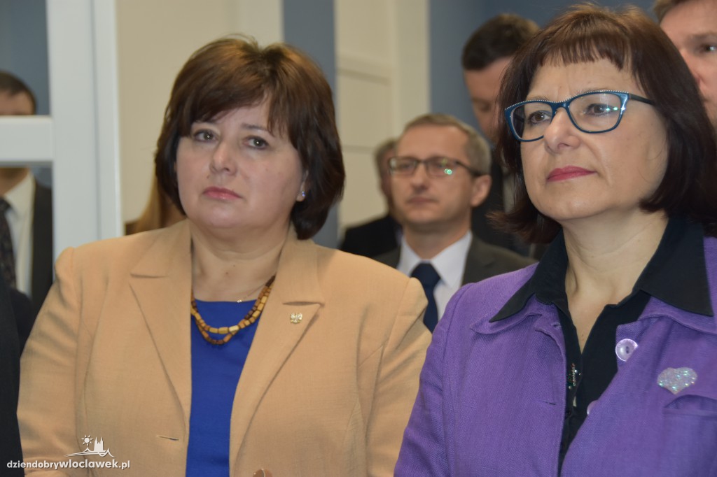Tłum oficjeli na otwarciu ZAZ