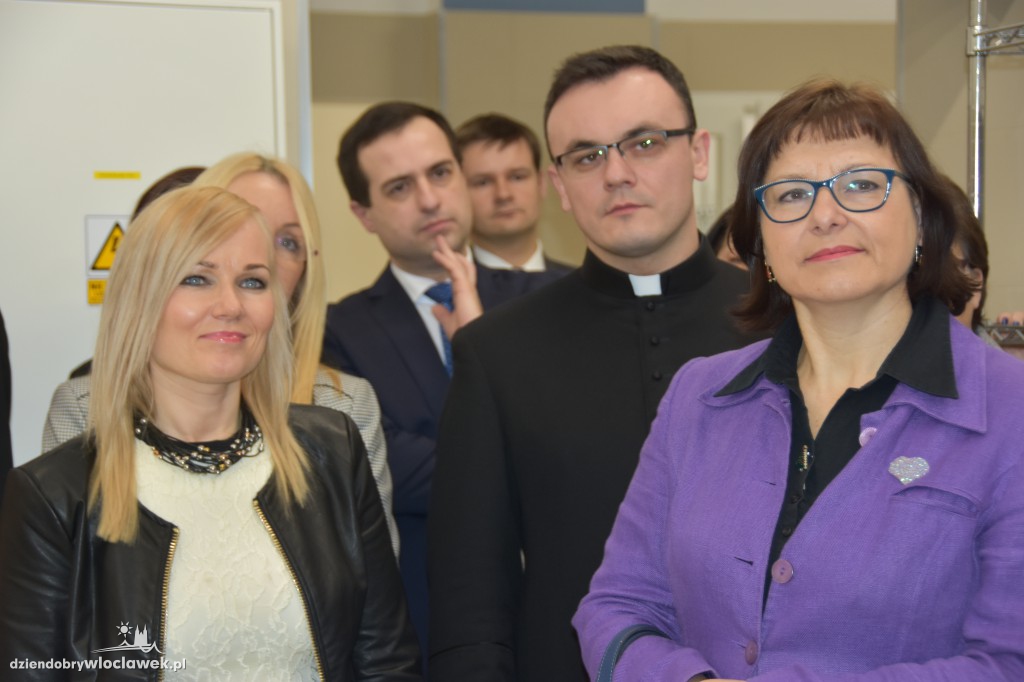 Tłum oficjeli na otwarciu ZAZ