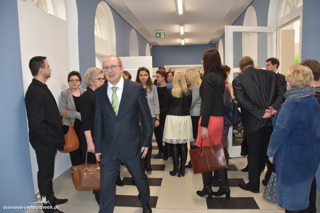 Tłum oficjeli na otwarciu ZAZ