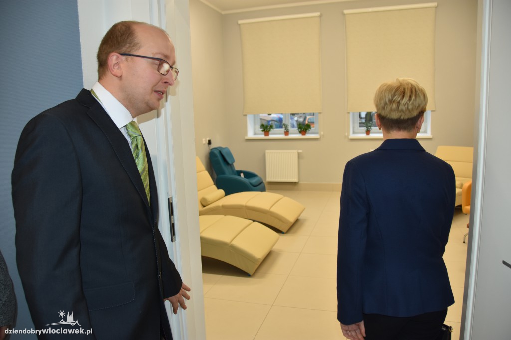 Tłum oficjeli na otwarciu ZAZ