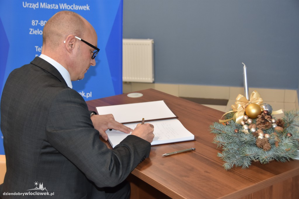 Tłum oficjeli na otwarciu ZAZ