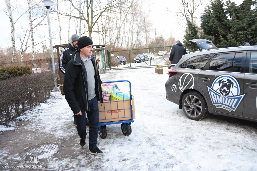 Koszykarze z wizytą w schronisku