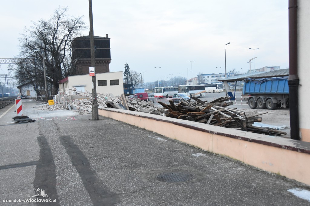 Zburzono budynek na dworcu