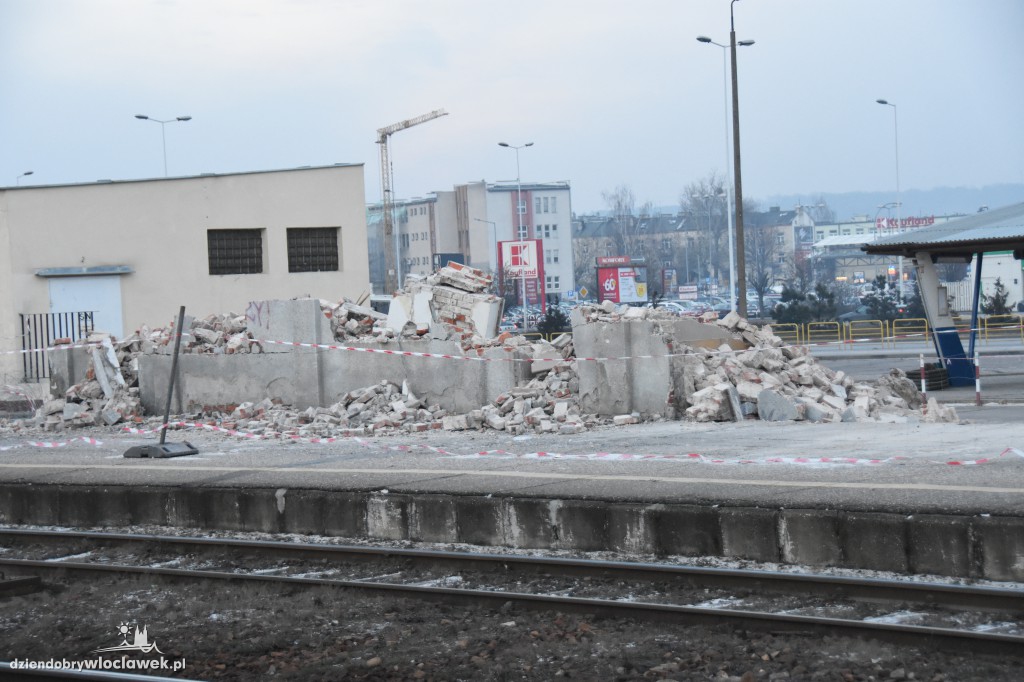 Zburzono budynek na dworcu