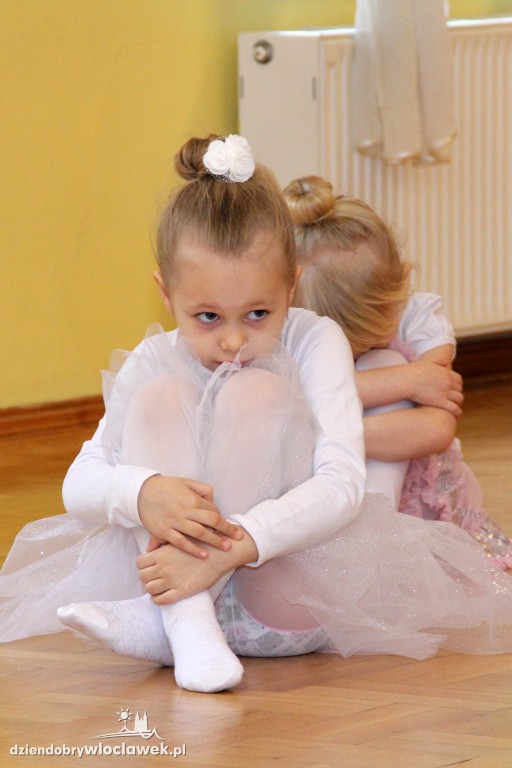 Dzieci tańczą dla Orkiestry