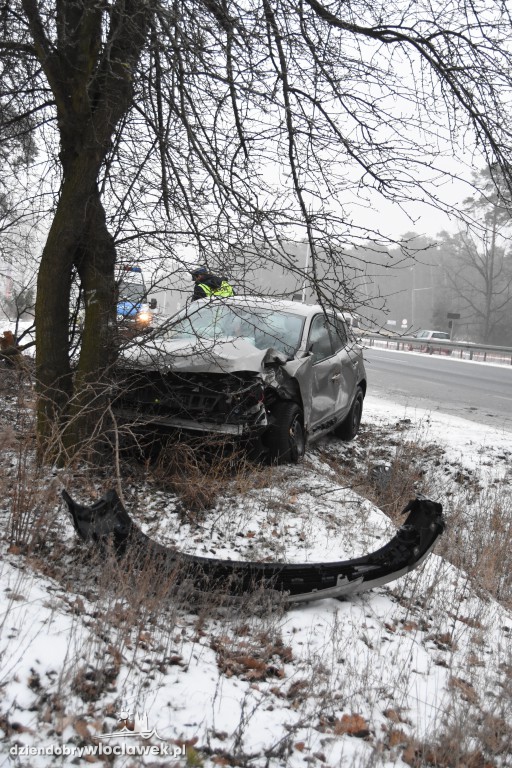 Na DK nr 91 auto uderzyło w drzewo