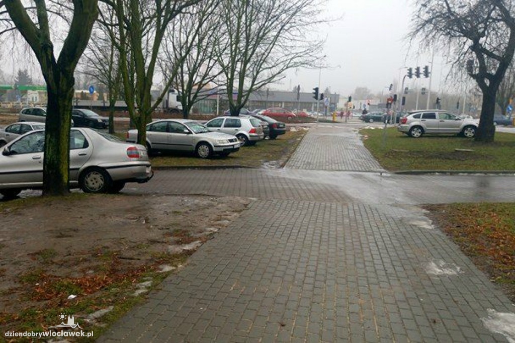 Plaga źle zaparkowanych aut pod KSW