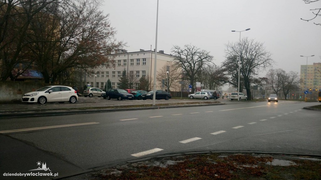 Plaga źle zaparkowanych aut pod KSW