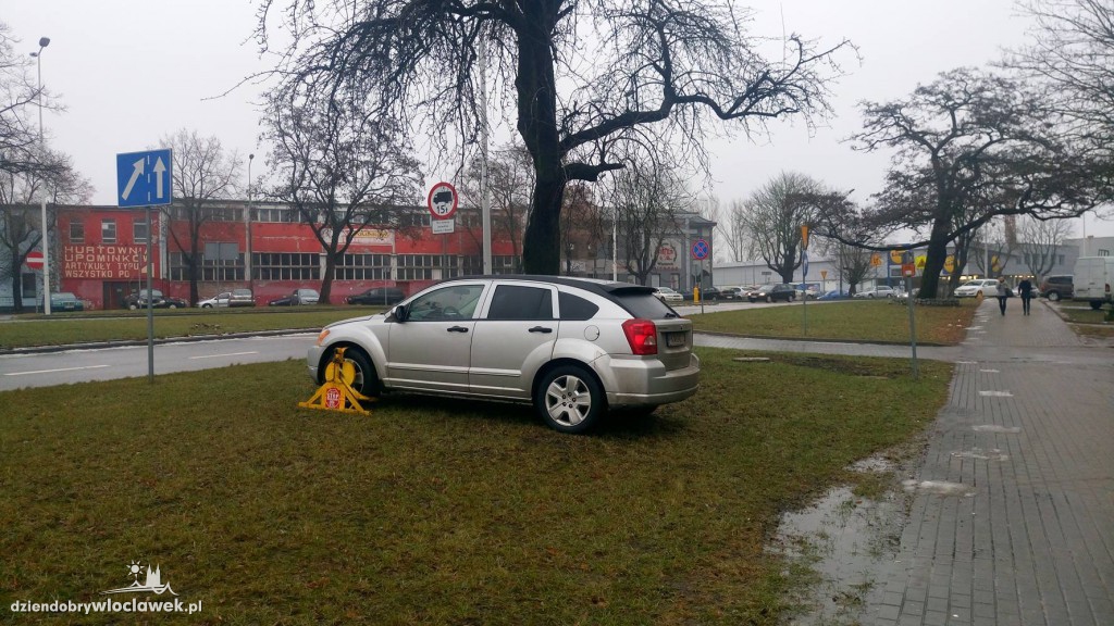 Plaga źle zaparkowanych aut pod KSW
