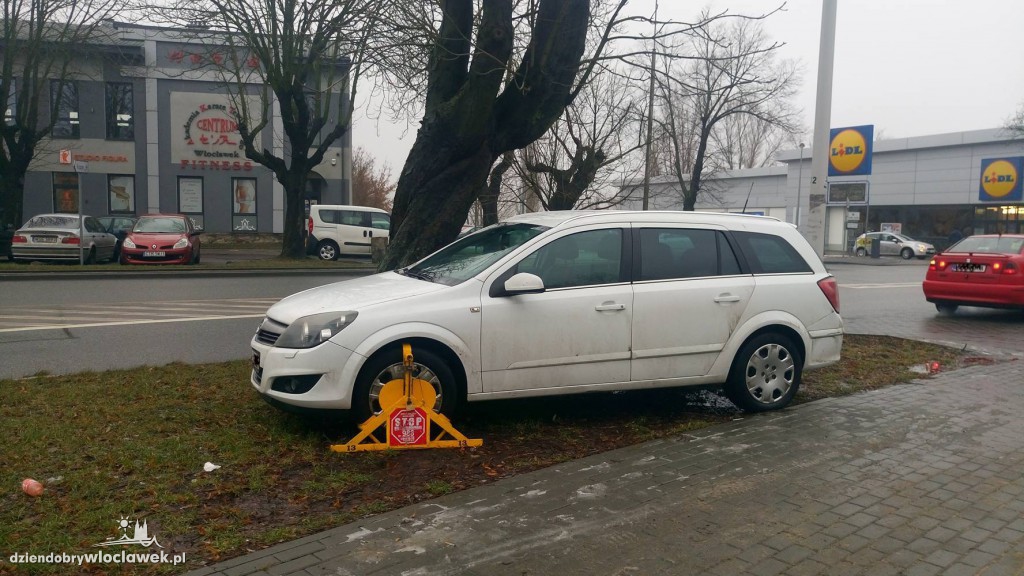 Plaga źle zaparkowanych aut pod KSW