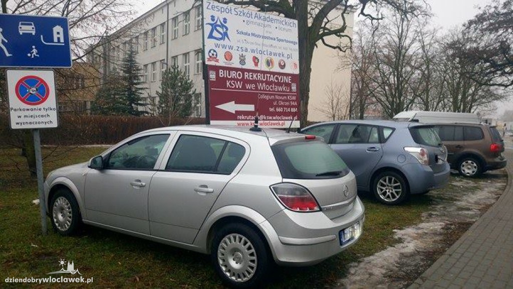 Plaga źle zaparkowanych aut pod KSW