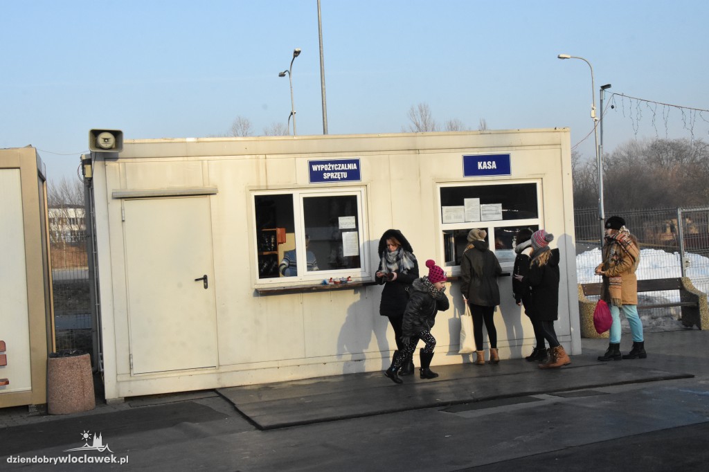 Początek ferii zimowych na lodowisku