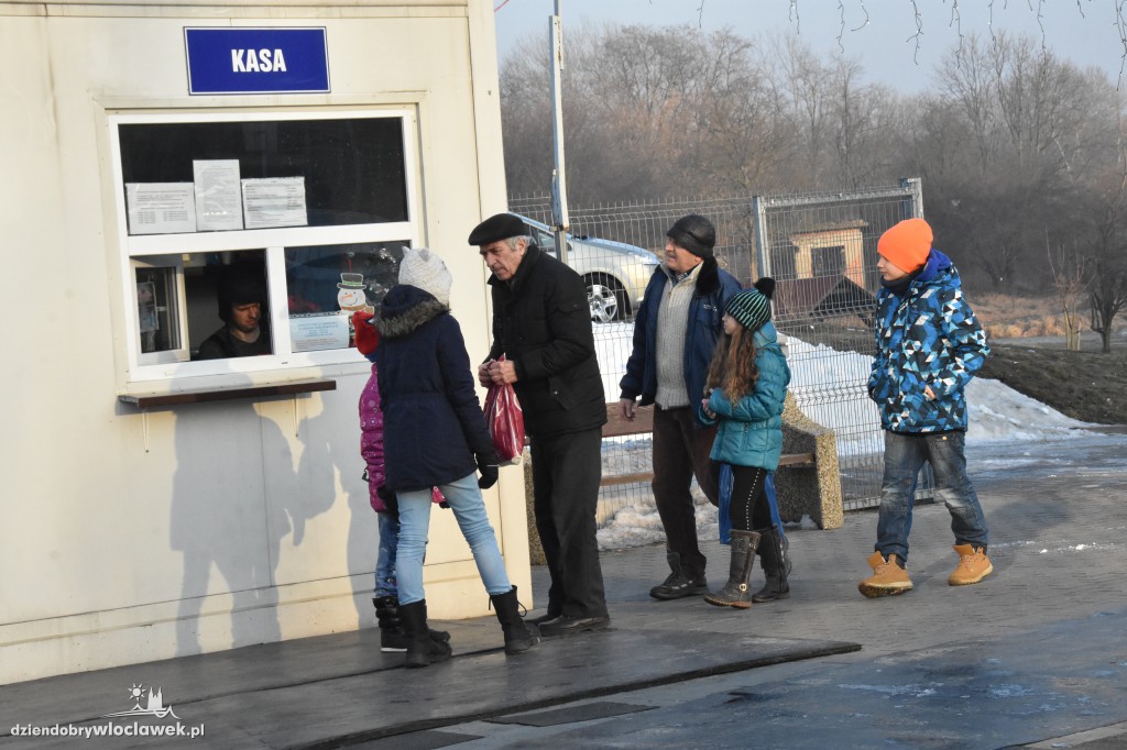 Początek ferii zimowych na lodowisku