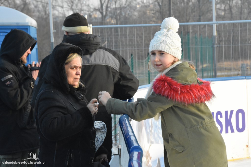 Początek ferii zimowych na lodowisku