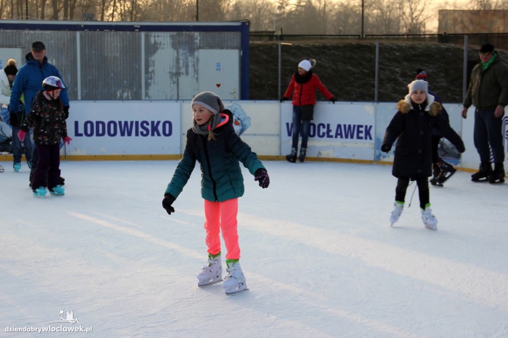 Początek ferii zimowych na lodowisku