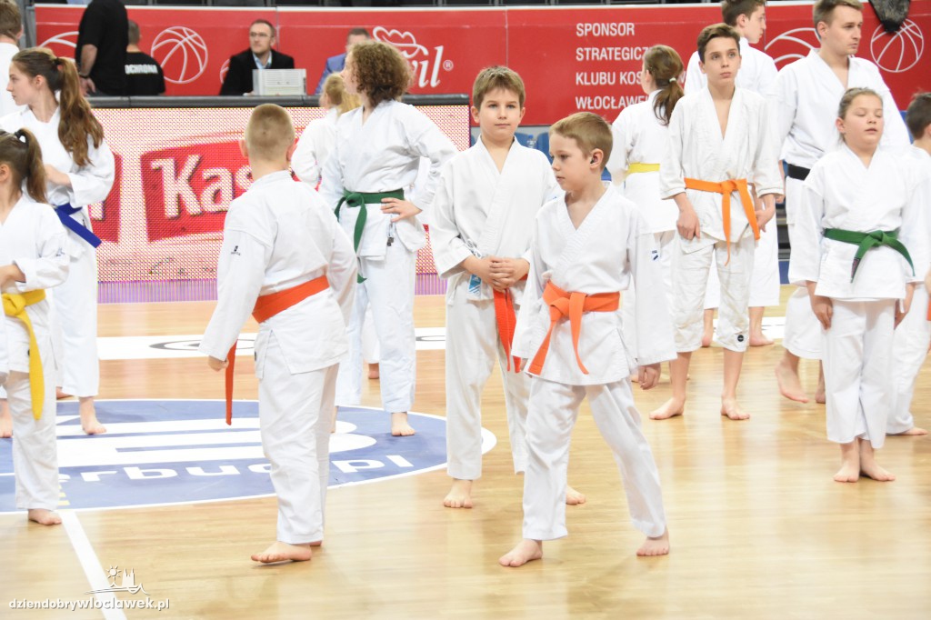 Pokaz karate na meczu Anwilu z AZS-em