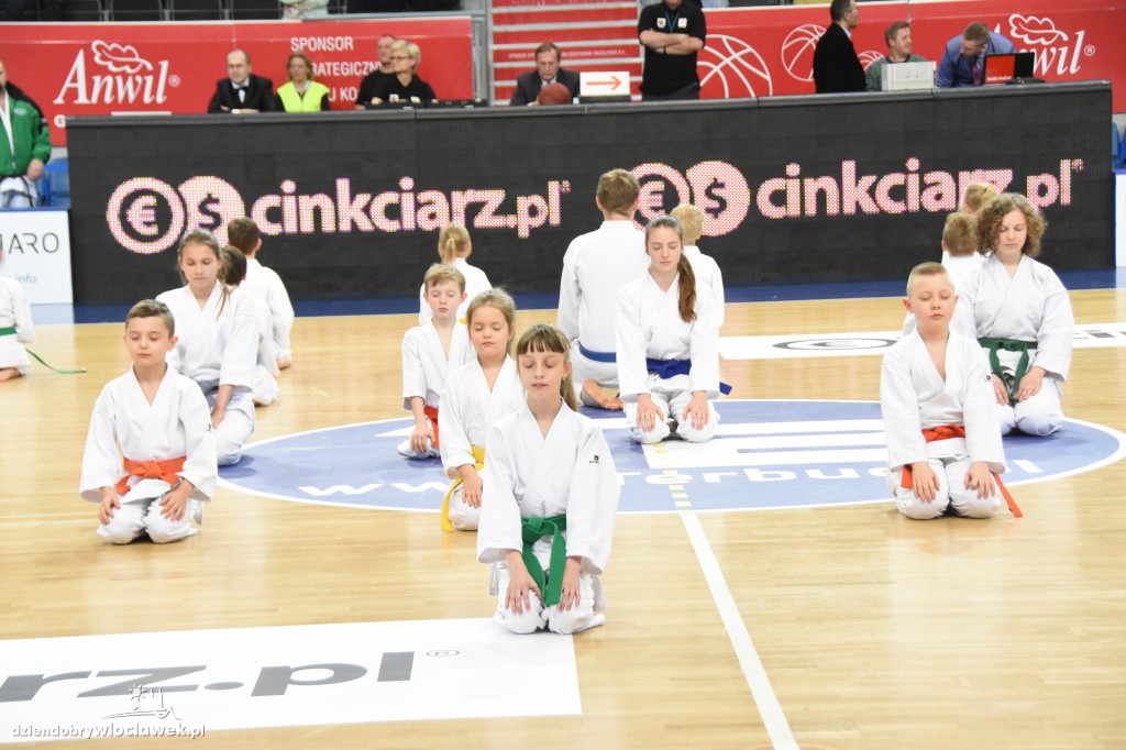 Pokaz karate na meczu Anwilu z AZS-em