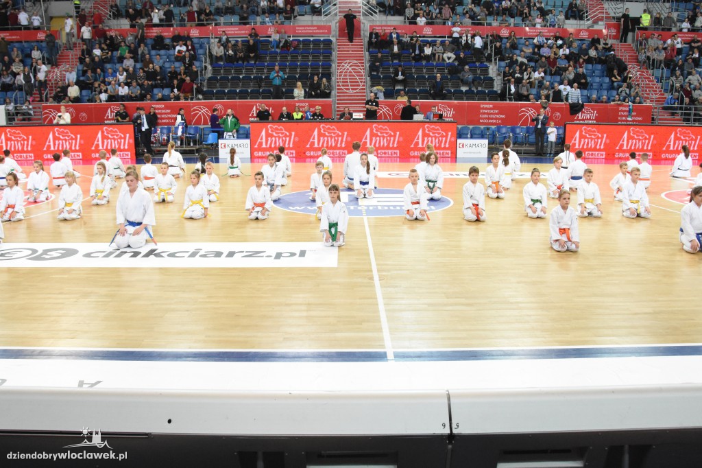 Pokaz karate na meczu Anwilu z AZS-em