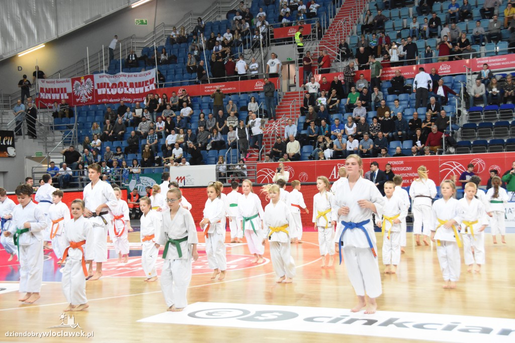 Pokaz karate na meczu Anwilu z AZS-em